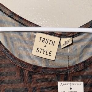 Truth + Style Geometric Top
